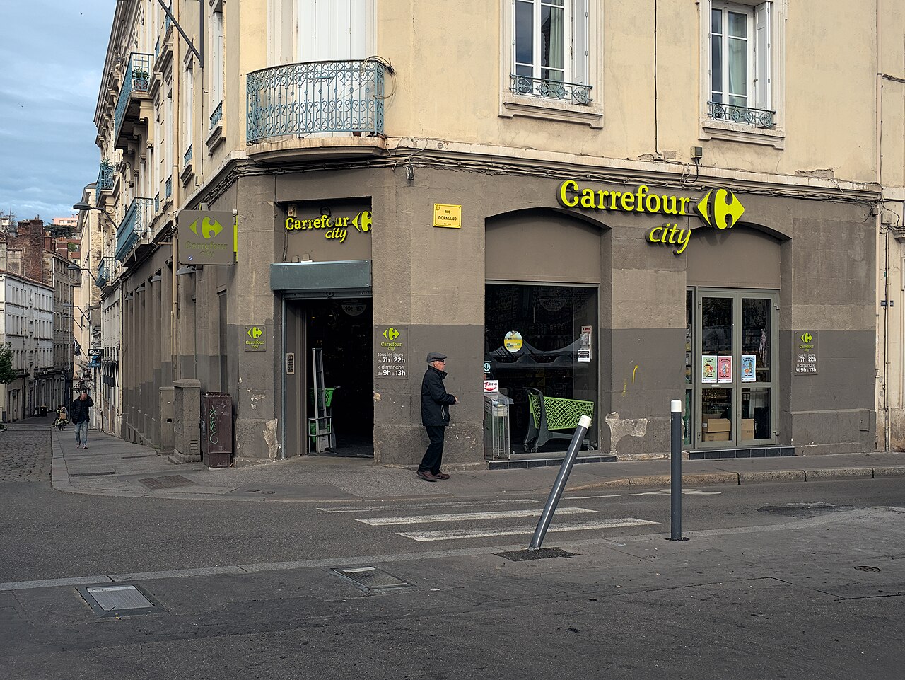 Carrefour se brutálně propadl. Francouzi rabují jeden obchod za druhým, Vánoce budou těžké