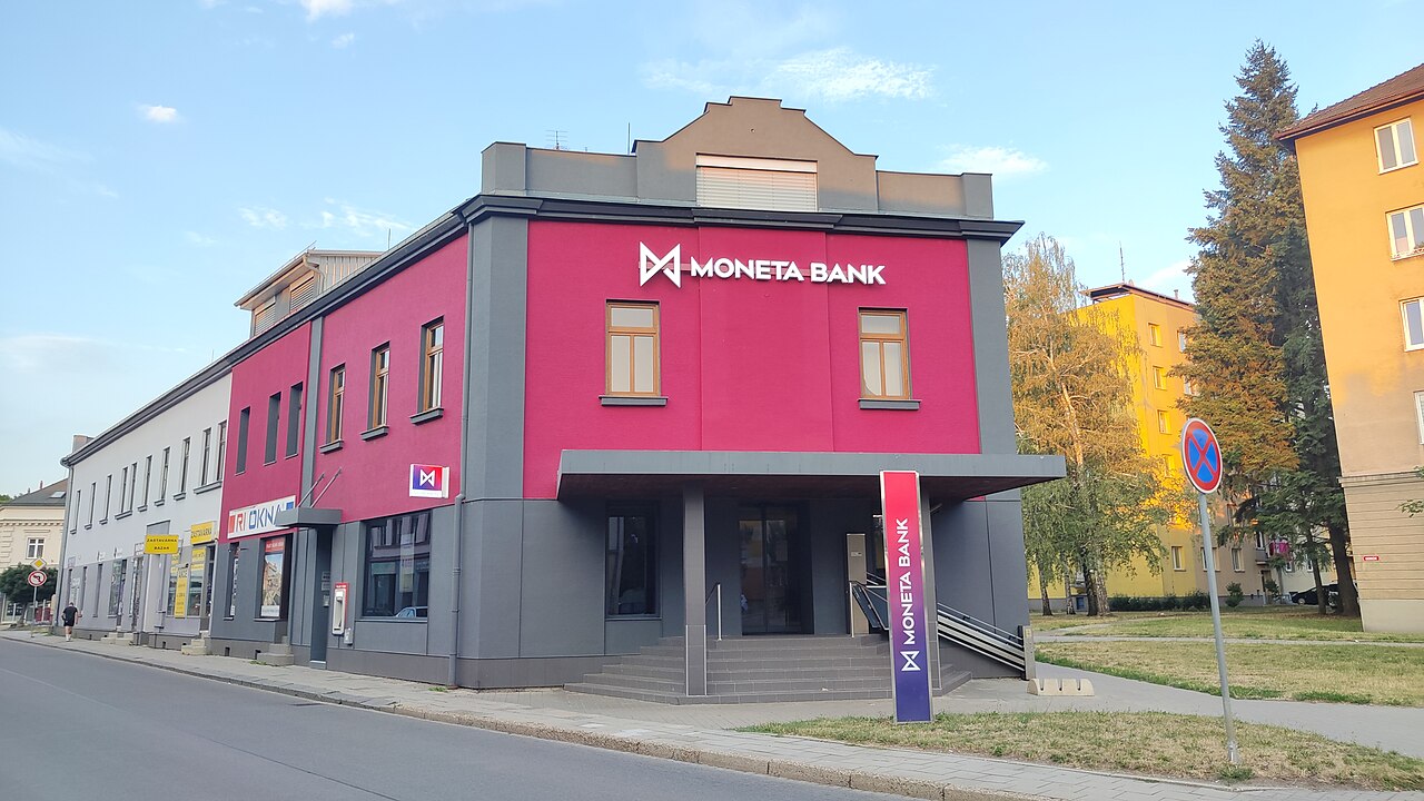 Erste a Komerční banka táhnou Prahu dolů, Moneta jde proti proudu