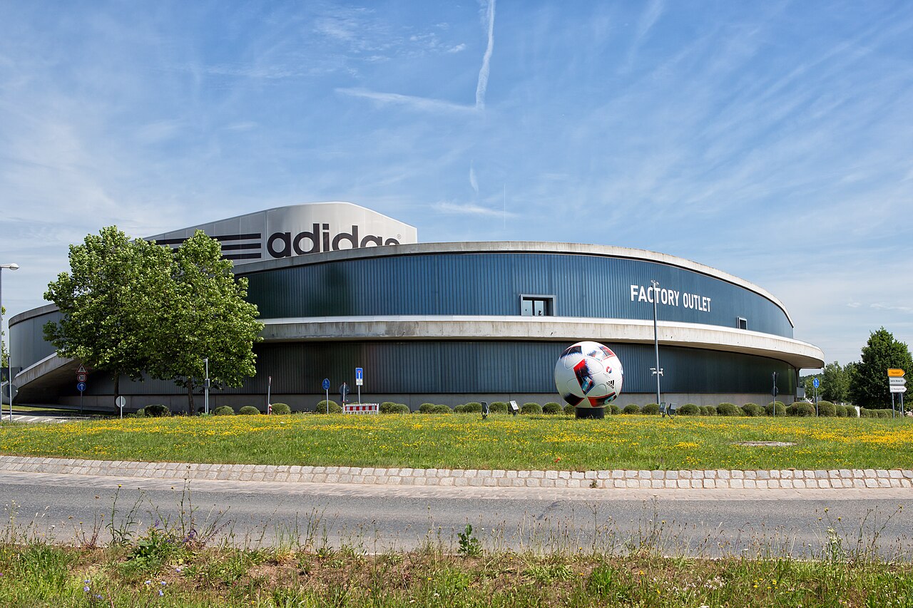 Adidas vydělal za čtvrtletí rekordní miliardu eur. Nike naopak ztrácí trh