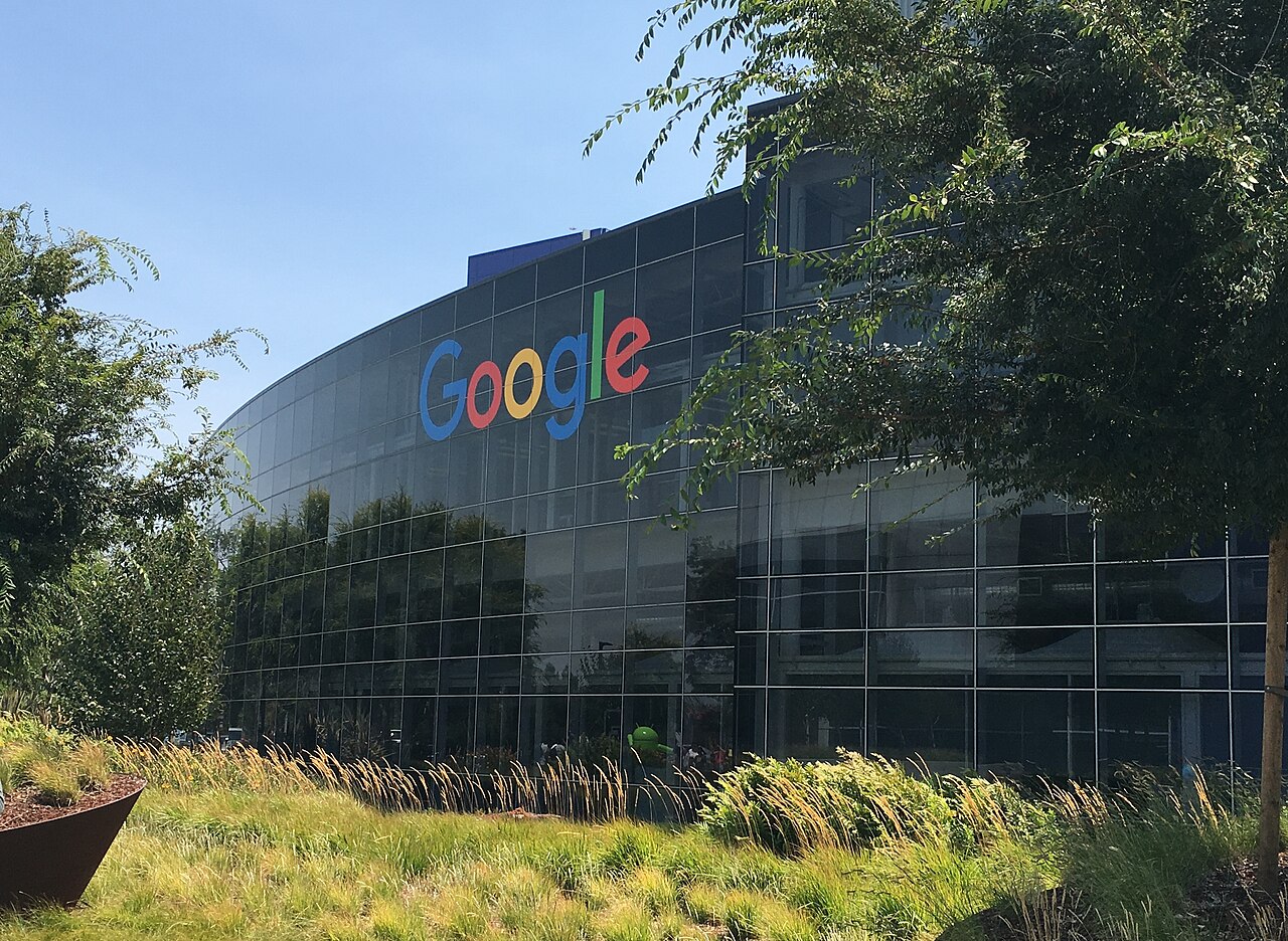 Google šokoval výdaji na AI. Akcie po výsledcích padají o 10 %