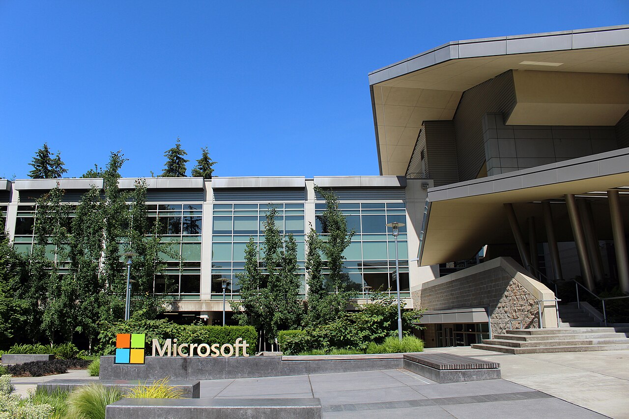 Microsoft překonal odhady, Azure roste o 48 %. Akcie posilují