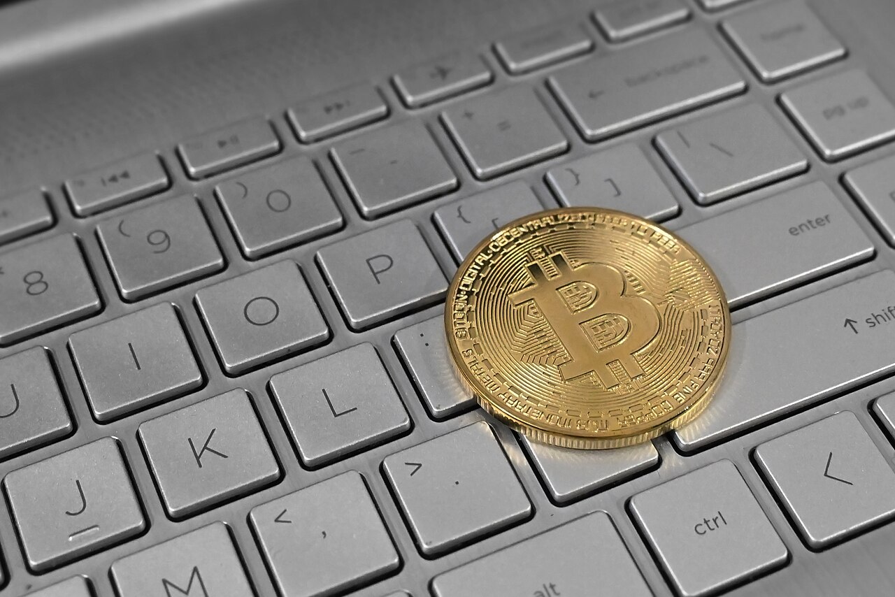 Bitcoin se hroutí. V okamžiku zmizely obrovské sumy, mluví se o hackerském útoku