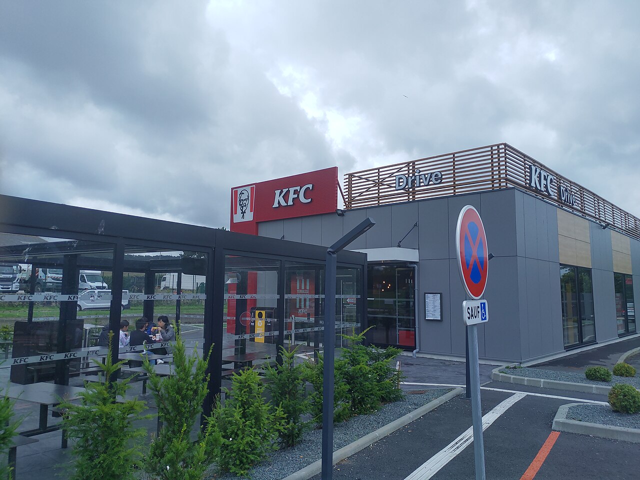Zkažená kuřata se KFC hrubě nevyplatila. Zisk je v háji, ale kontroverzní šéfka se drží