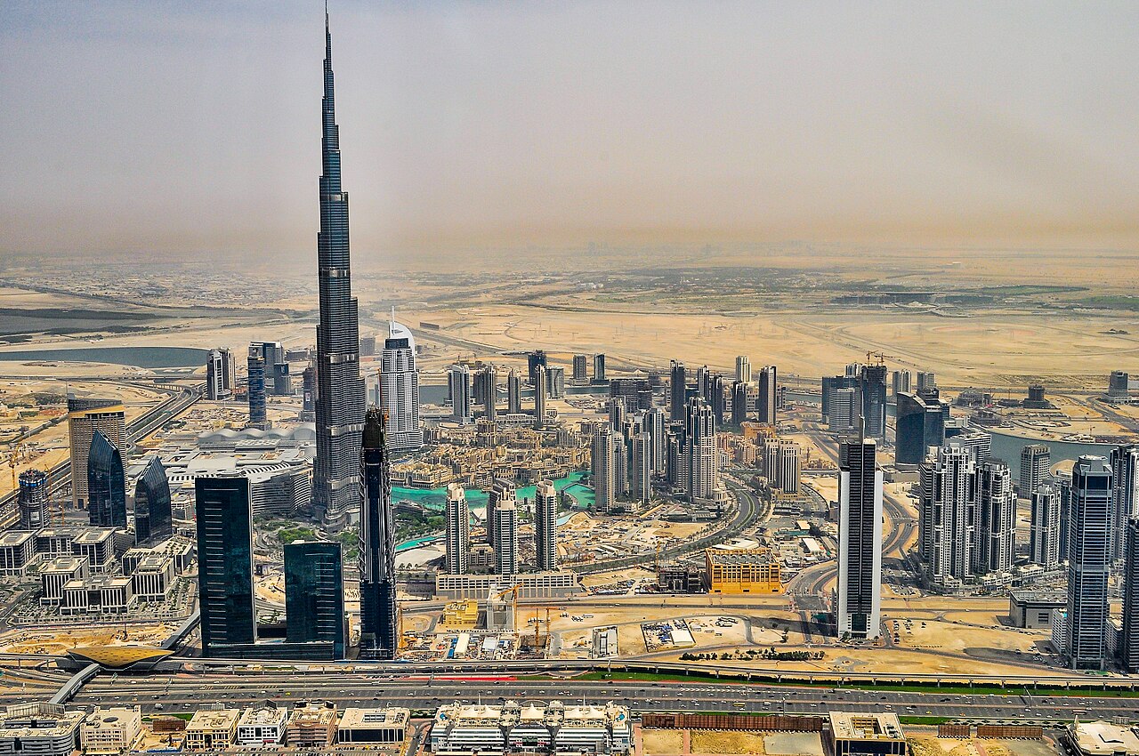 Realiťák Jiří Hanousek se po velké ostudě vrací na scénu. Čechům zase nutí Dubaj